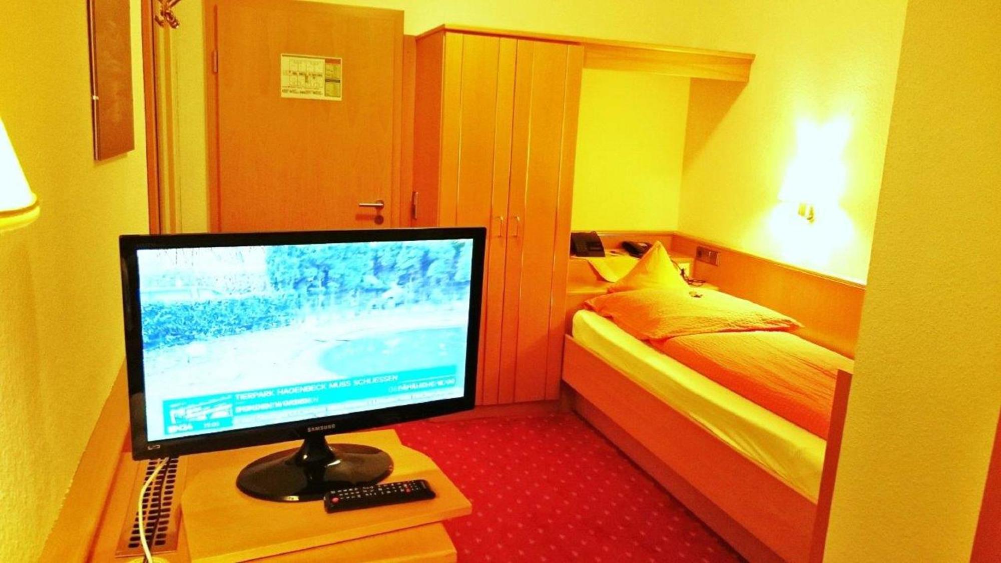 Hotel Goldbaechel Wachenheim an der Weinstrasse Bagian luar foto
